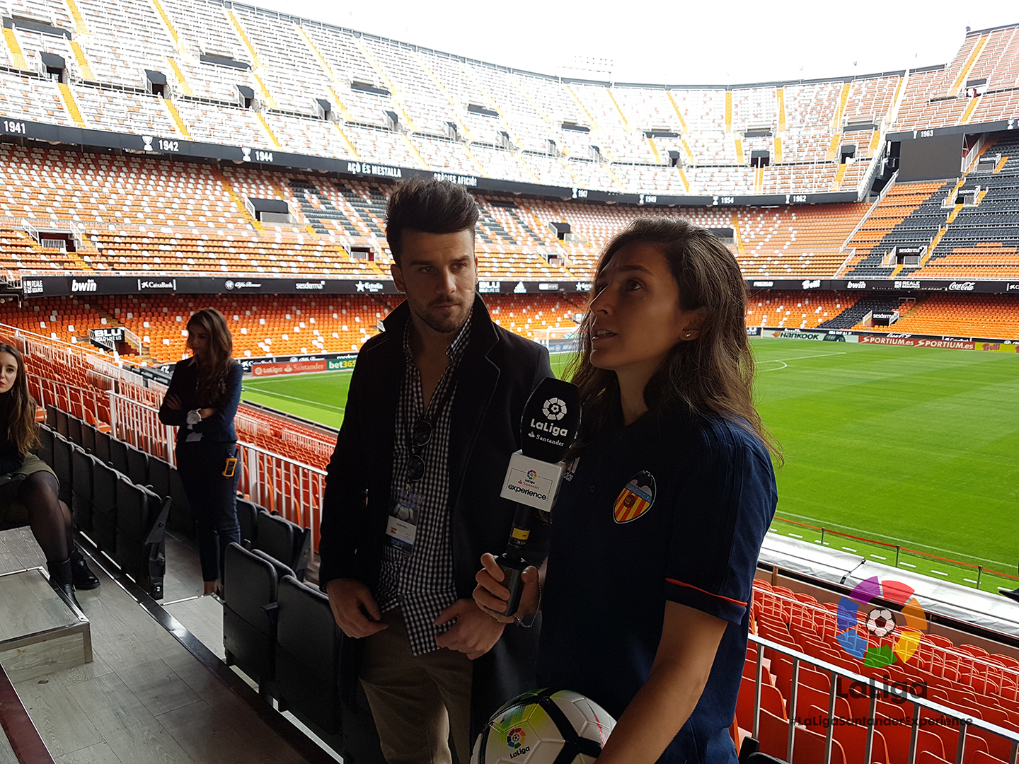 entrevista en el estadio de fútbol de LaLiga