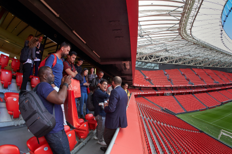 Periodistas internacionales en el campo del Sevilla