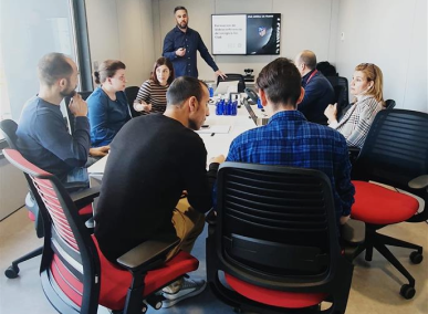 Gente reunida en oficina