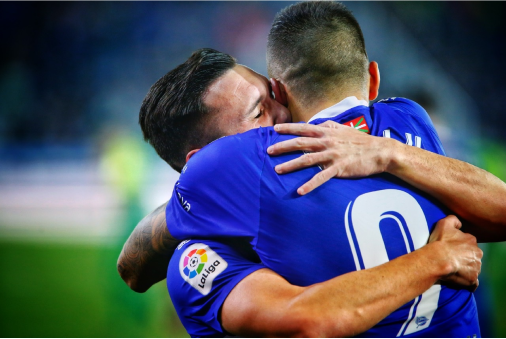 Abrazo de jugadores del Alavés