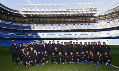 Equipo de Wuhan Zall FC visitando el estadio Santiago Bernabéu